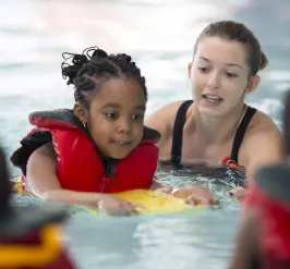 instructor team girl to swim